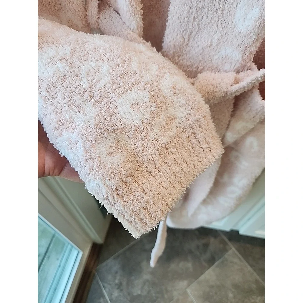 Kirklands Home Robe Sz‎ L/XL Pink &white  Vey Soft